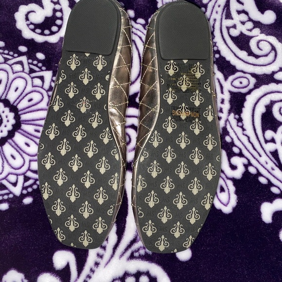 Stuart weitzman gold flats never worn in good condition. - Picture 4 of 5
